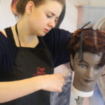 Technikum Bio-Cosmetics-Studio, Technik Usług Fryzjerskich, zajęcia praktyczne - strzyżenie damskie - praca na główkach treningowych